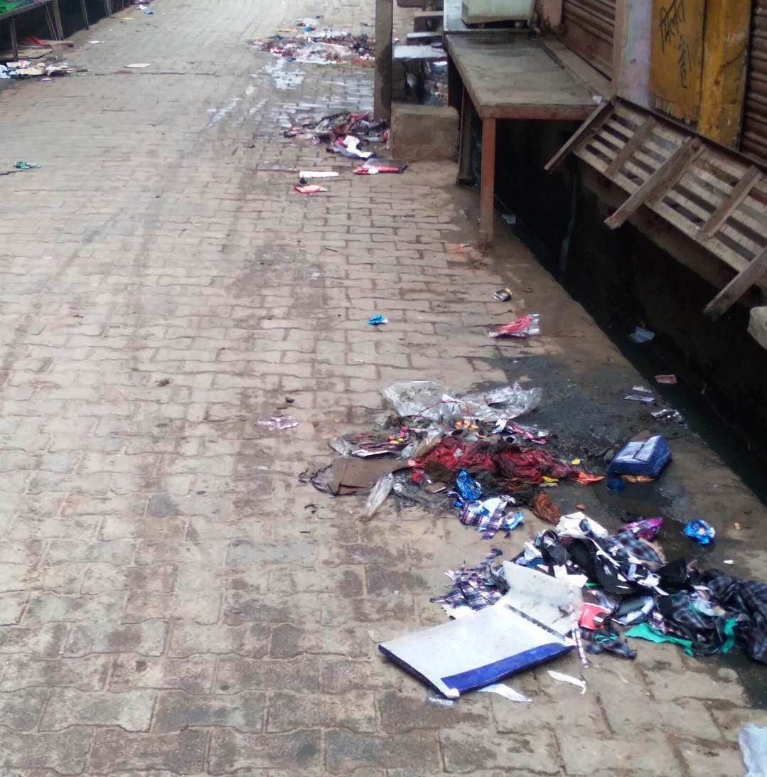 À Amanpur, Kasganj, le désordre s'est propagé en raison de la non-disponibilité des agents d'assainissement jeudi matin.