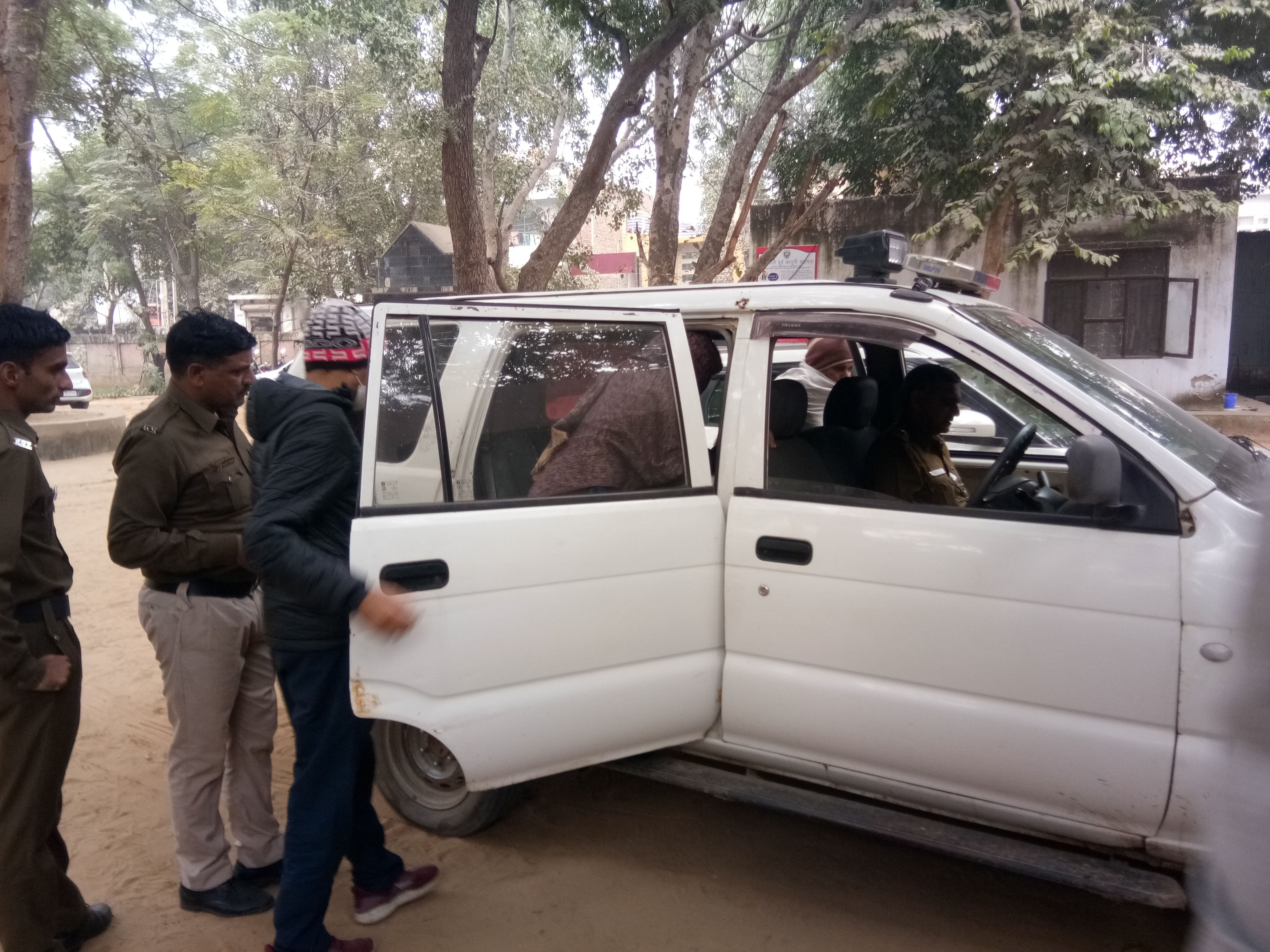 महेंद्रगढ़ में आरोपियों को न्यायालय में पेश करने के लिए लेकर जाती पुलिस। संवाद