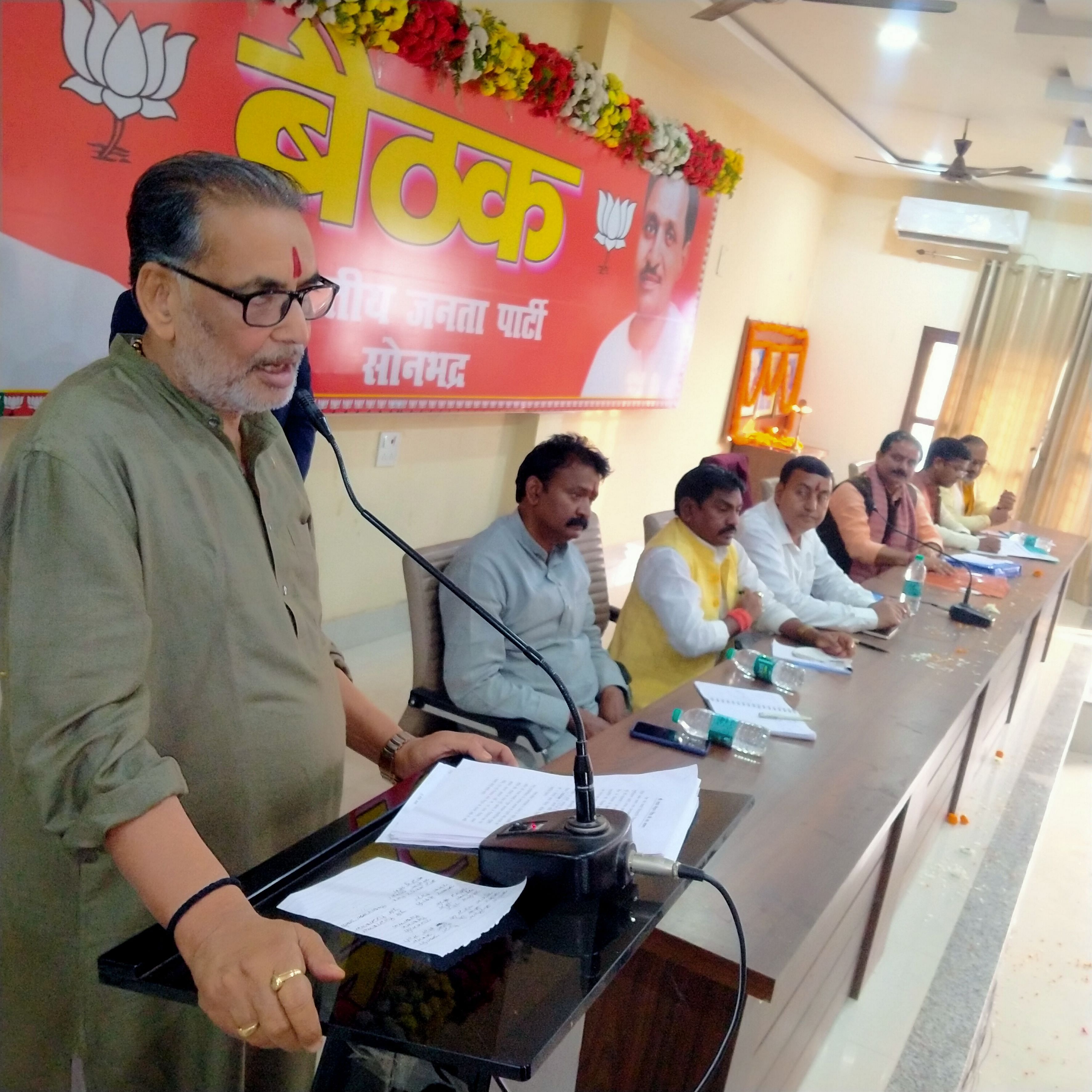 Vice-président national, responsable de l'État R. s'adressant à la réunion au bureau de district de Robertsganj BJP.