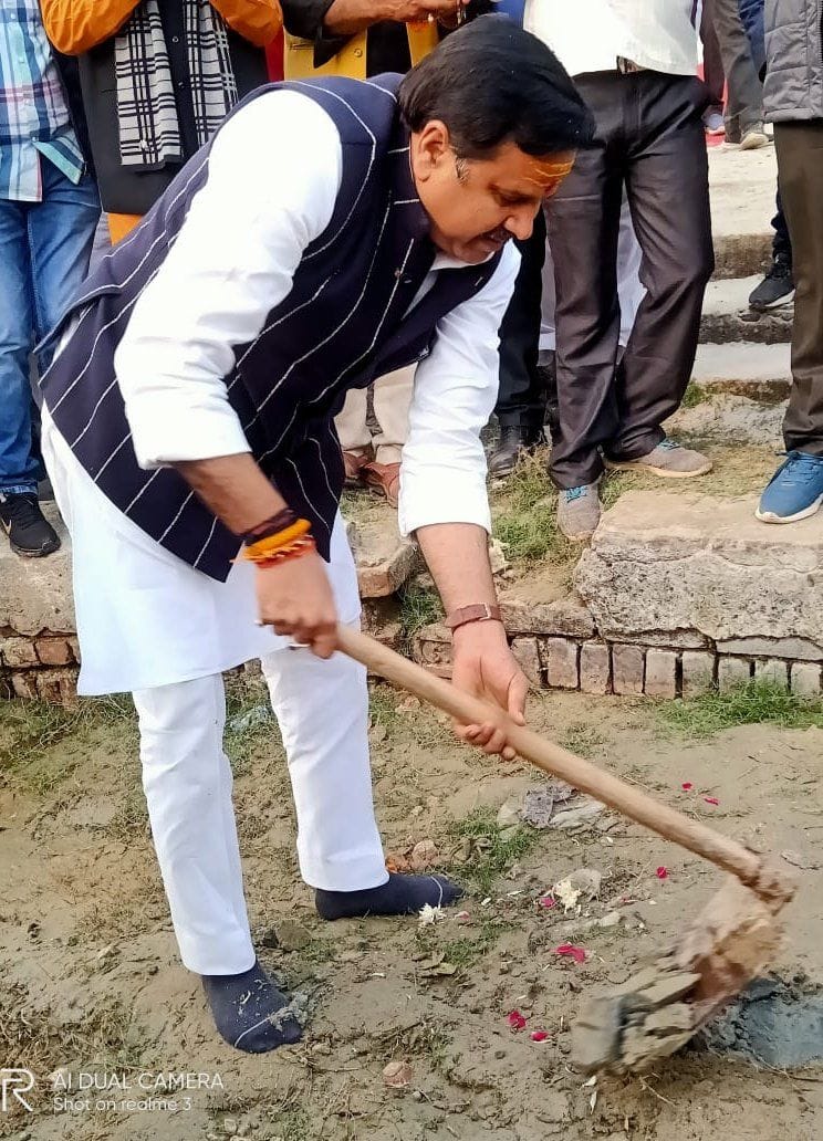 बाबा बेलखरनाथ धाम में सई नदी घाट निर्माण का शुभारम्भ करते कैबिनेट मंत्री महेन्द्र सिंह। संवाद बाबा बेलखरनाथ धाम में सई नदी घाट निर्माण का शुभारम्भ करते कैबिनेट मंत्री महेन्द्र सिंह। संवाद