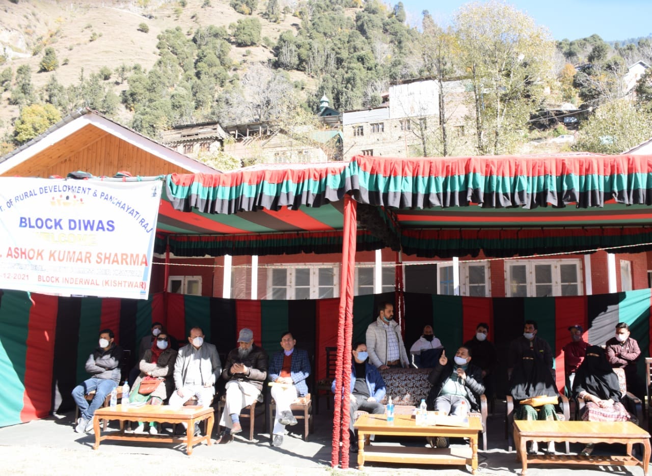 फोटो..किश्तवाड़ के छात्रू में ब्लॉक दिवस आयोजित,,जिला ुपायुक्त समस्याएं सुनते