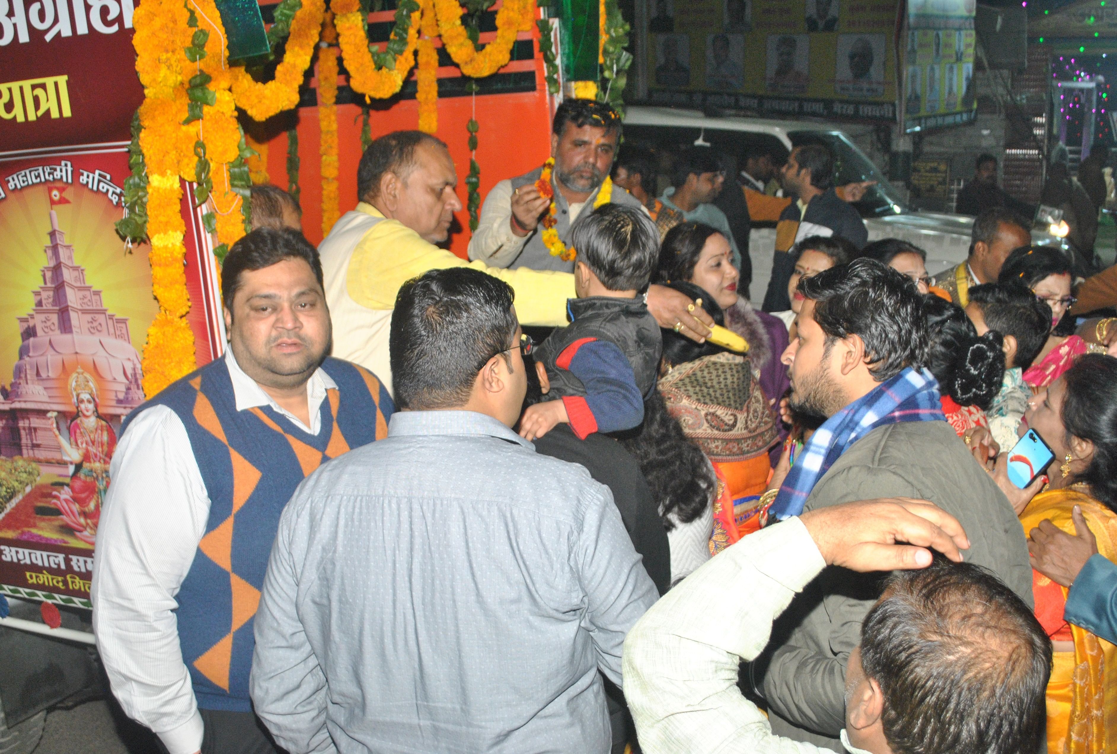Les gens de Vaishya Samaj accueillent le voyage de Mahalakshmi après avoir marché d'Agroha Dham à Shamli
