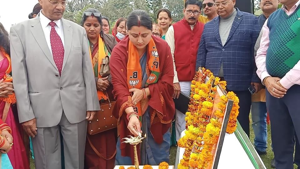खटीमा में भाजपा महिला मोर्चा बूथ सम्मेलन का दीप जलाकर शुभारंभ करतीं सीएम पत्नी गीता धामी।