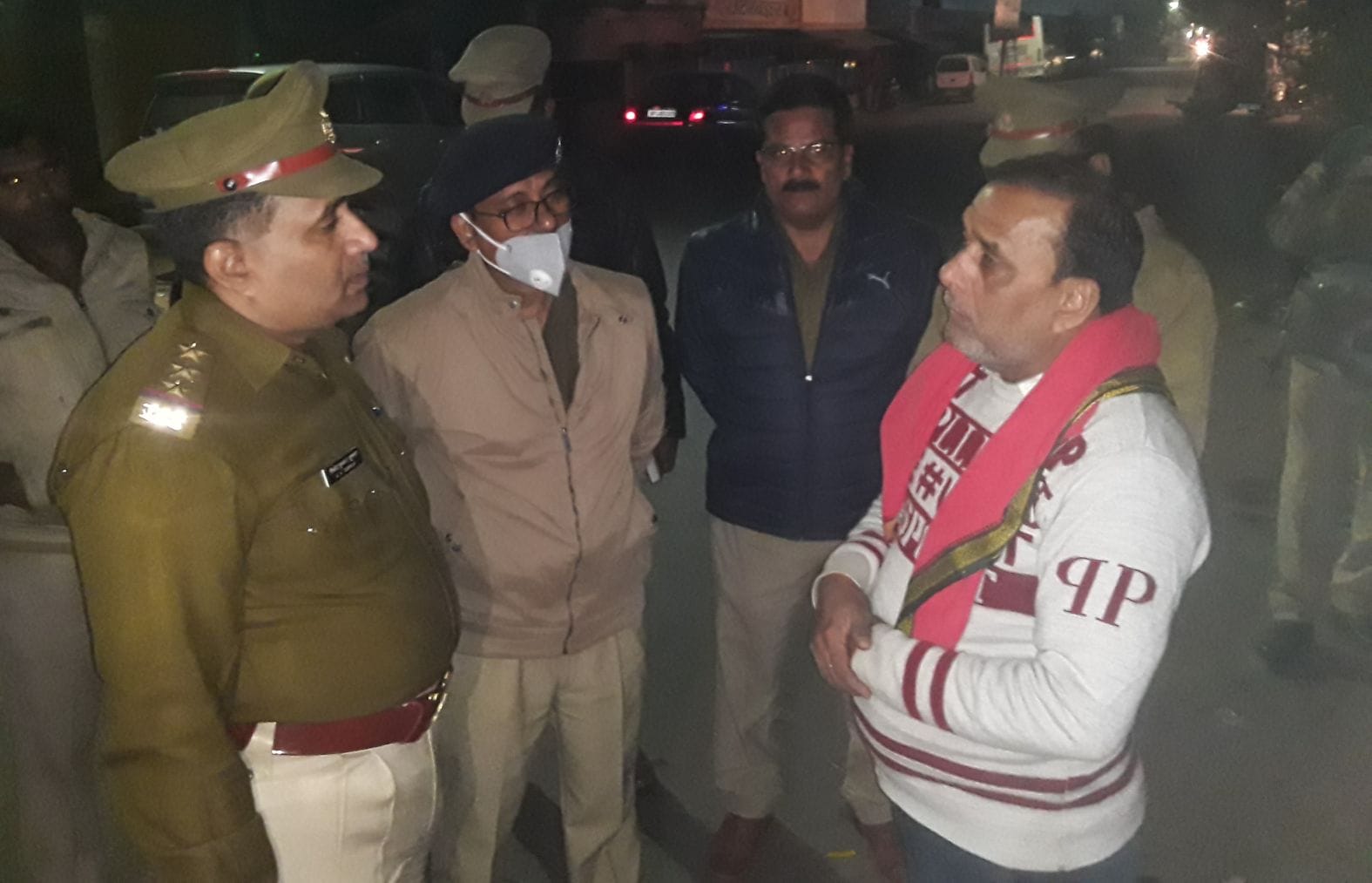 दुकानदार को गोली मारे जाने के बाद घटनास्थल पर पूछताछ करते कोतवाल। संवाद दुकानदार को गोली मारे जाने के बाद घटनास्थल पर पूछताछ करते कोतवाल। संवाद