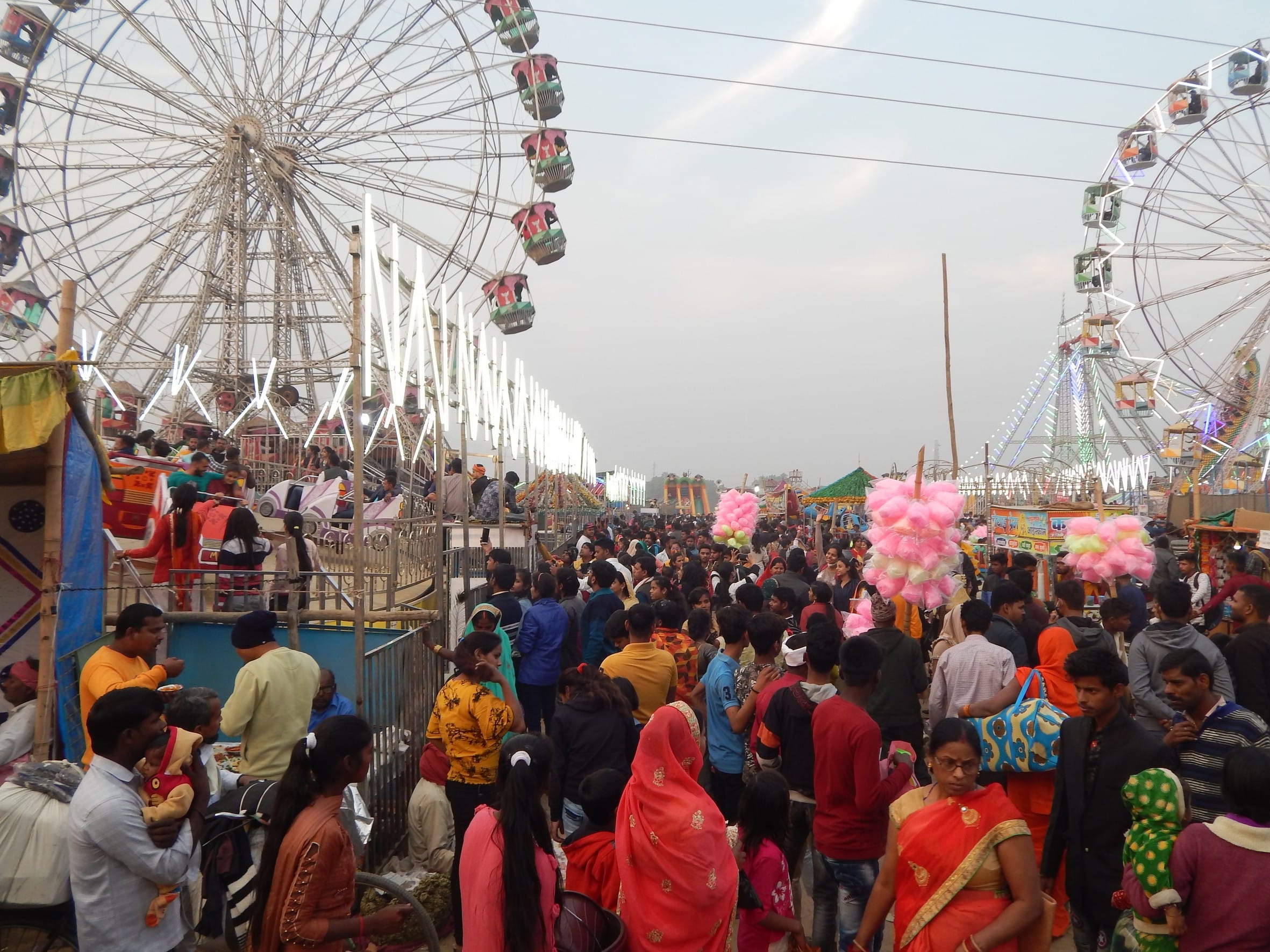 ददरी मेला के मीना बाजार स्थित झूला, चर्खी पर चढ़ने के लिए लगी मेलार्थियों की भीड़। संवाद