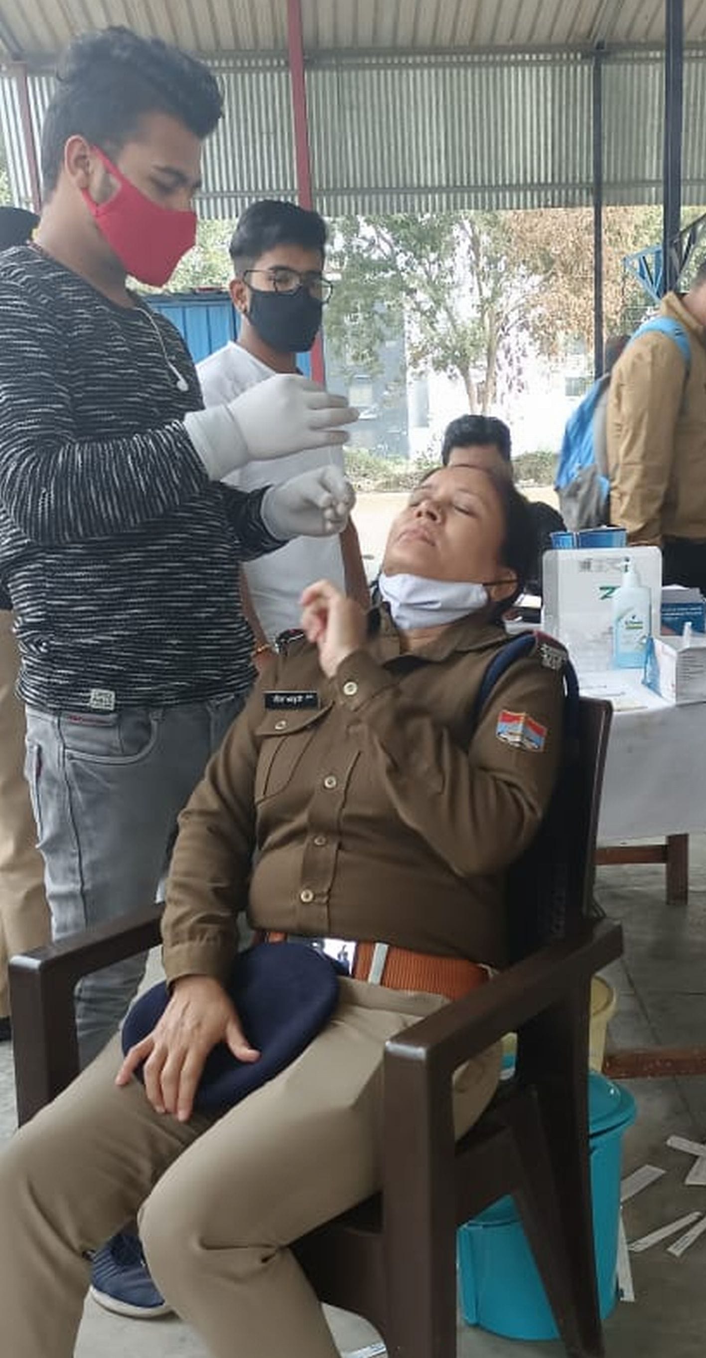 रुद्रपुर पुलिस लाइन में एंटीजन से कोरोना टेस्ट करवाती दरोगा।