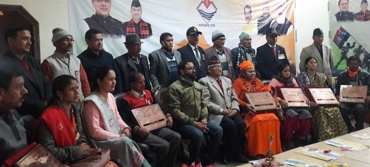 Keluarga para martir dihormati dengan memberi mereka surat tembaga Keluarga Martir Dihormati Dengan Memberi Mereka Surat Tembaga