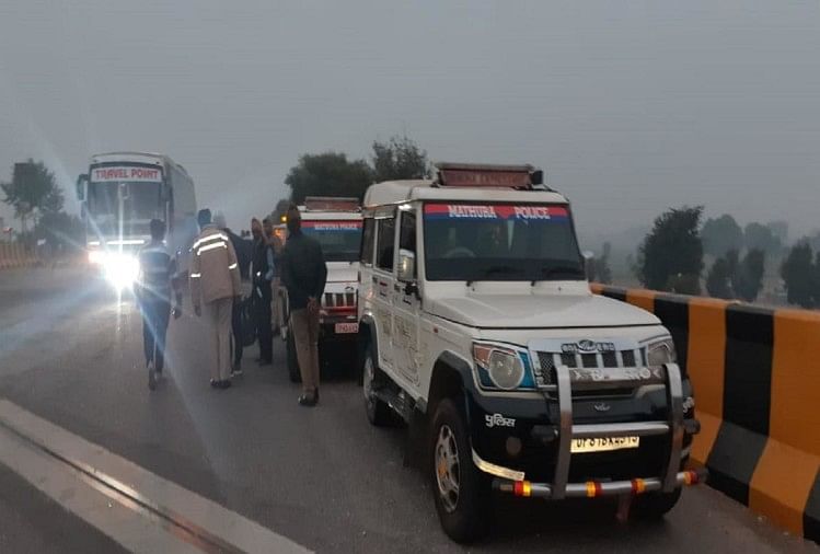 Agra Yamuna Expressway Accident: हादसे के बाद पहुंची पुलिस टीम