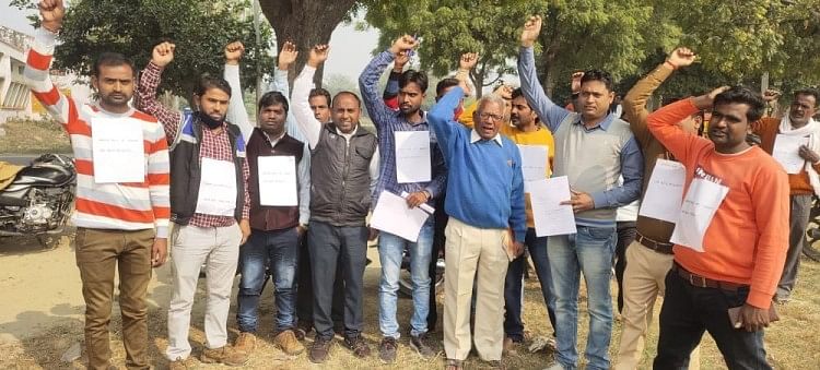 Ambulance workers raised demand for restoration
