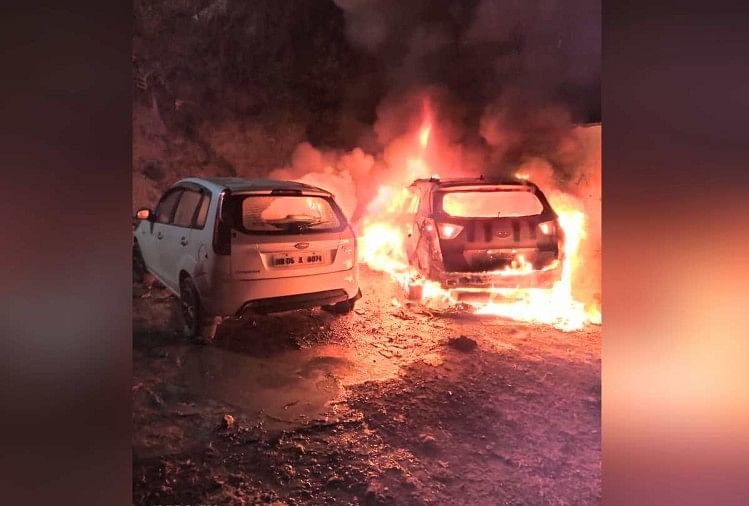 Une voiture réduite en cendres à Subathu, un autre véhicule a également pris feu
