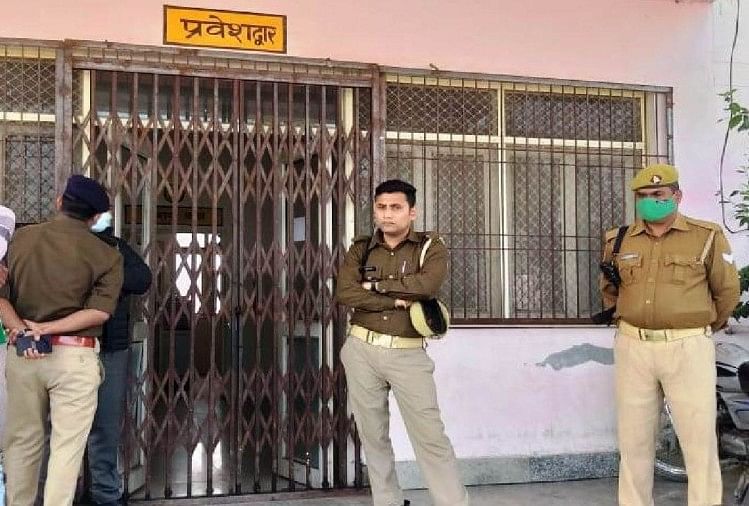 पोस्टमार्टम गृह पर मौजूद कासगंज पुलिस