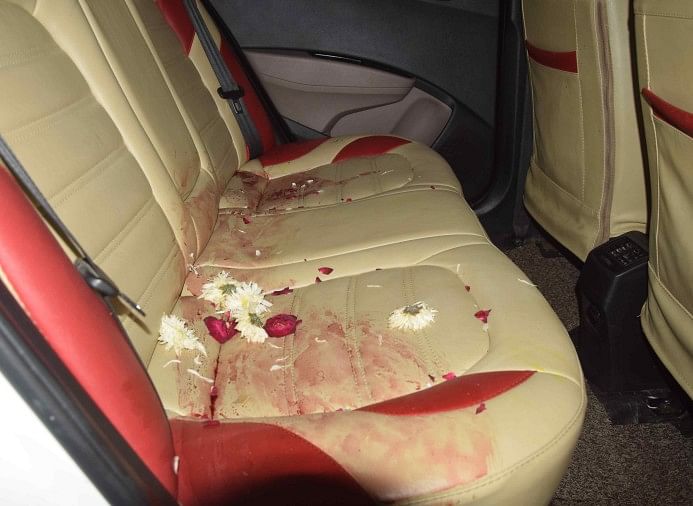 मोहन की पत्नी तनिष्का को कार में गोली मारे जाने के बाद सीट पर बिखरा खून।  अमर उजाला