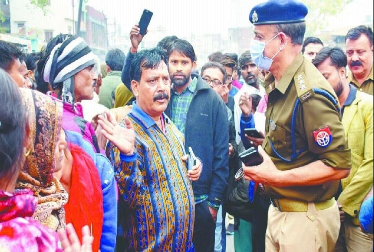 कासगंज: परिजनों को समझाते पुलिस अधिकारी