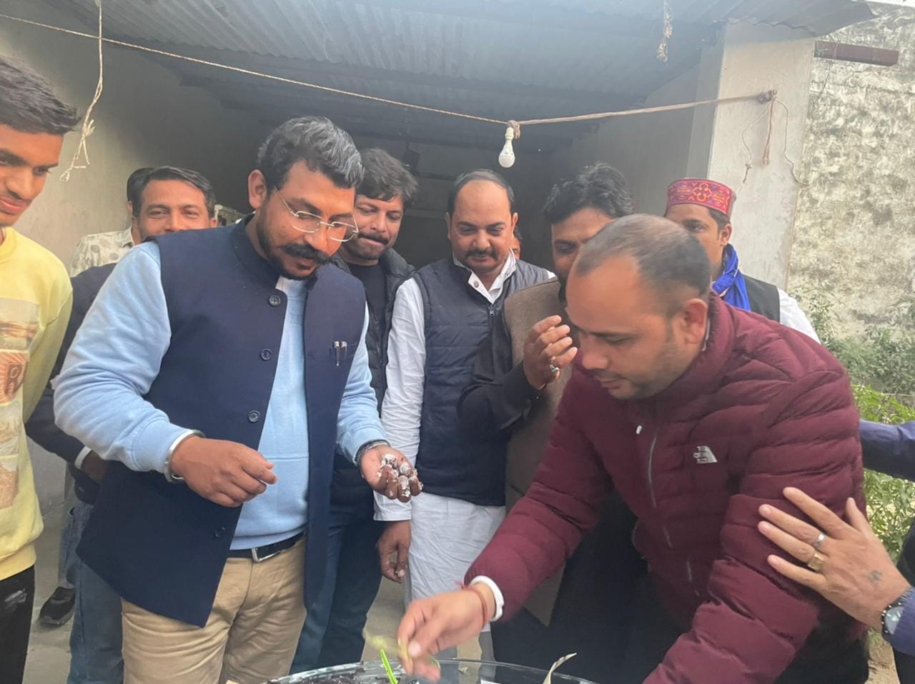 अपने जन्मदिन पर केक काटते चंद्रशेखर आजाद