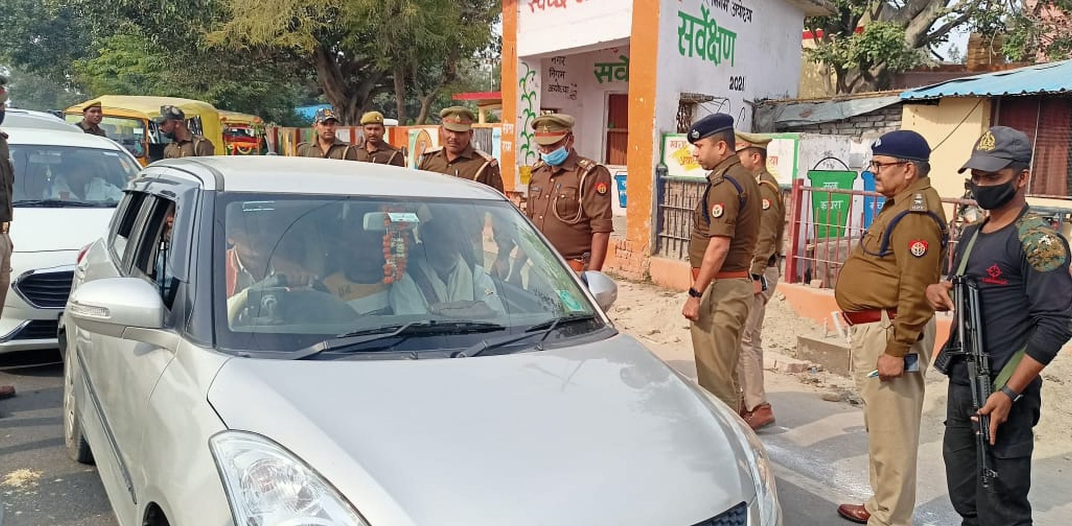 Le SSP Shailesh Pandey fait contrôler ses véhicules à Ayodhya-Nayaghat