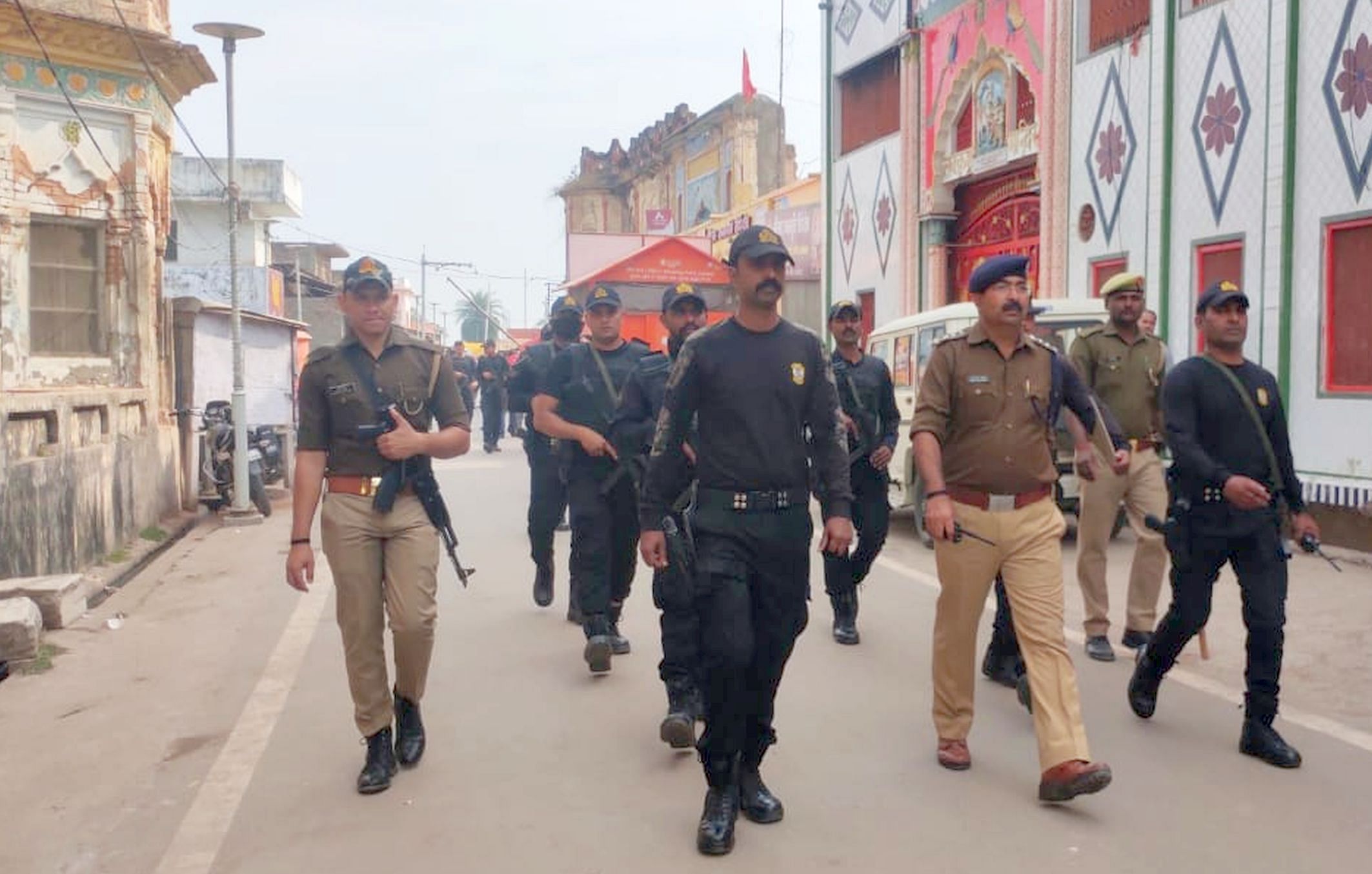 L'équipe ATS et le CO Ayodhya marchant sur la route menant à Ayodhya-Ram Janmabhoomi