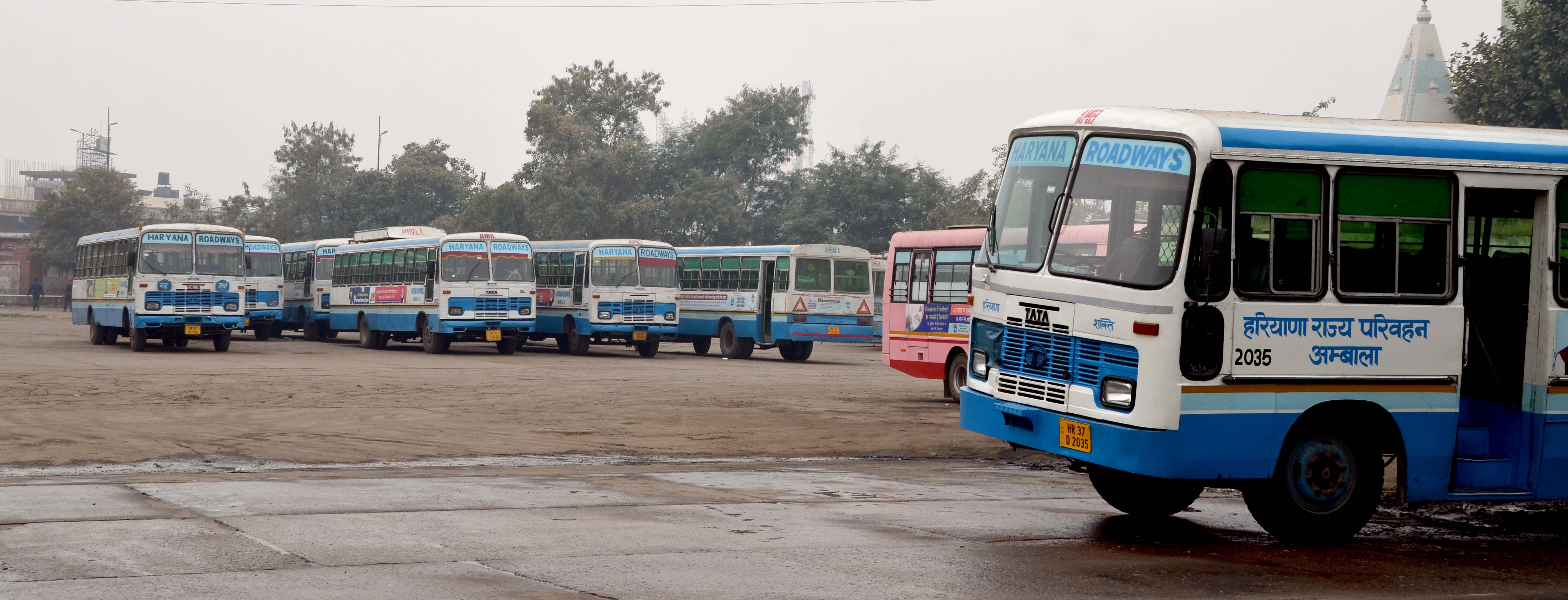 अंबाला शहर स्थित रोडवेज डिपो में खड़ी बसें। अंबाला शहर स्थित रोडवेज डिपो में खड़ी बसें।