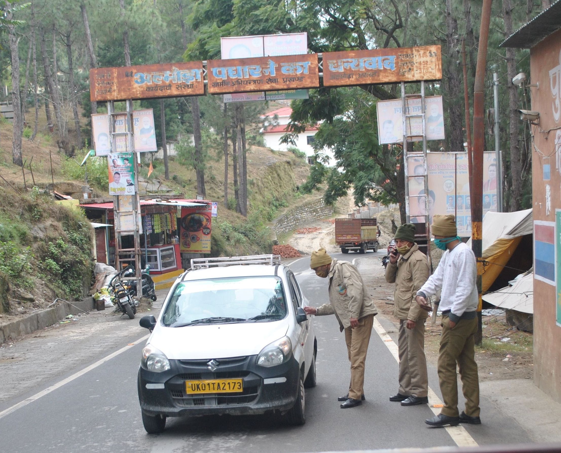 अल्मोड़ा के लोधिया बैरियर पर वाहनों की चैकिंग करती पुलिस।