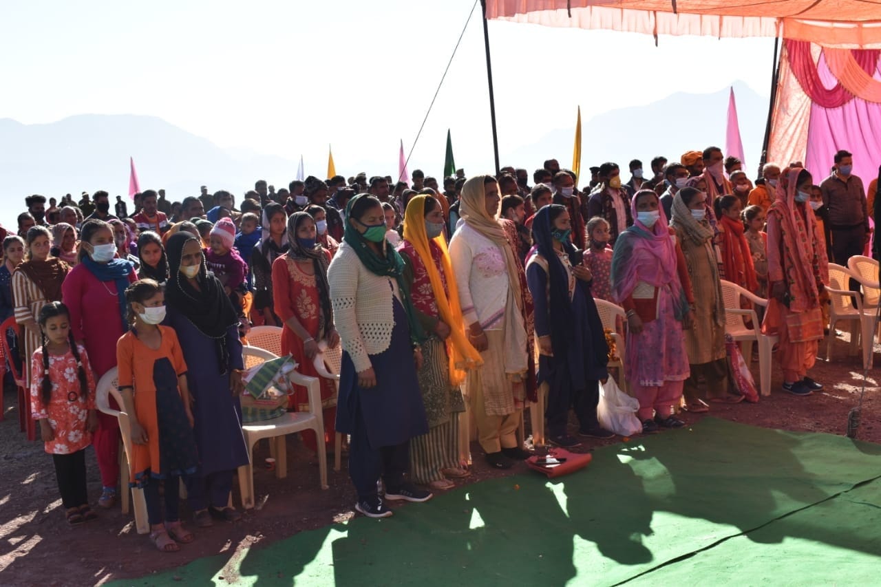 थुब में शहीद को क्ष्रंद्घाजलि देते हुए स्थानीय ग्रामीण। थुब में शहीद को क्ष्रंद्घाजलि देते हुए स्थानीय ग्रामीण।