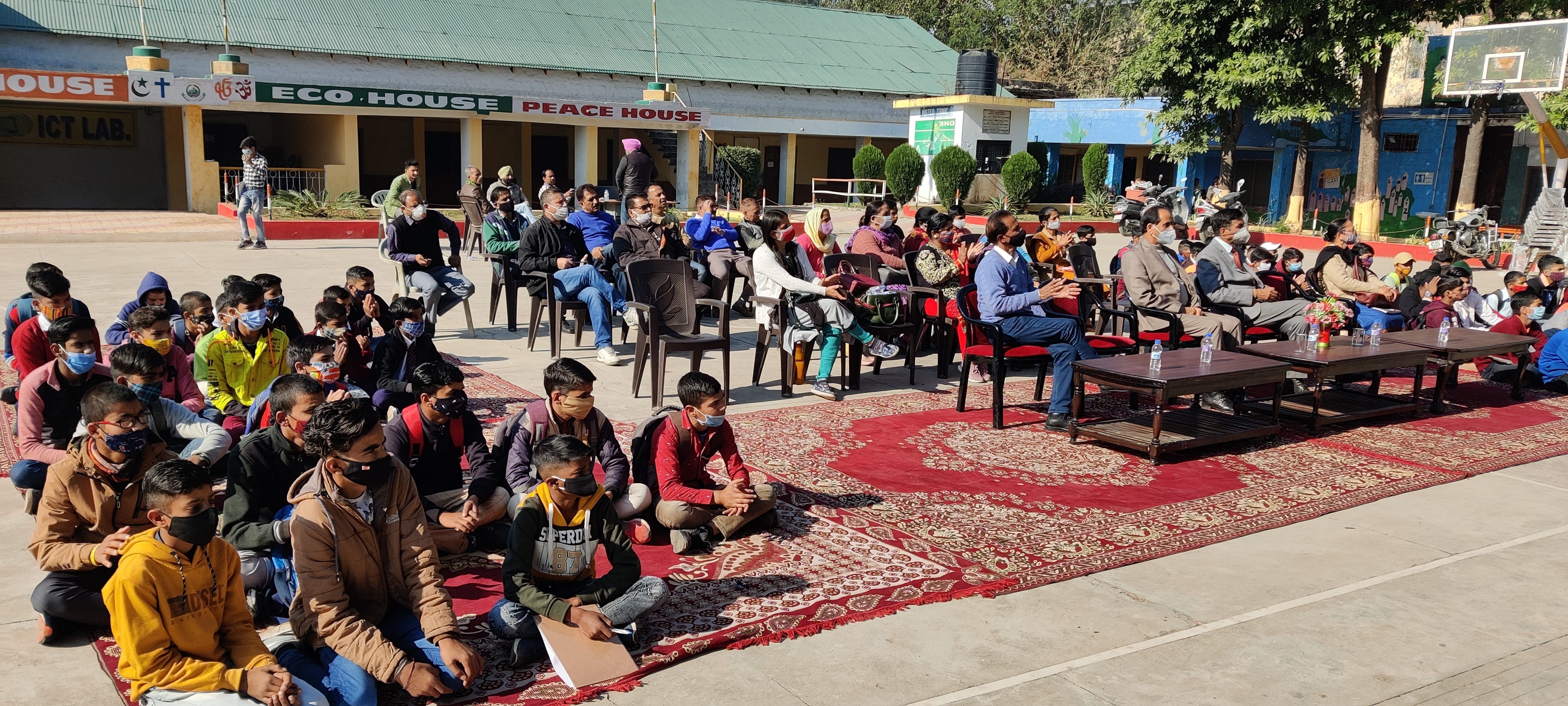 विश्व दिव्यांग दिवस पर ब्वायज हायर सेकेंडरी स्कूल में स्किट पेश करते विद्यार्थी व मौजूद विद्यार