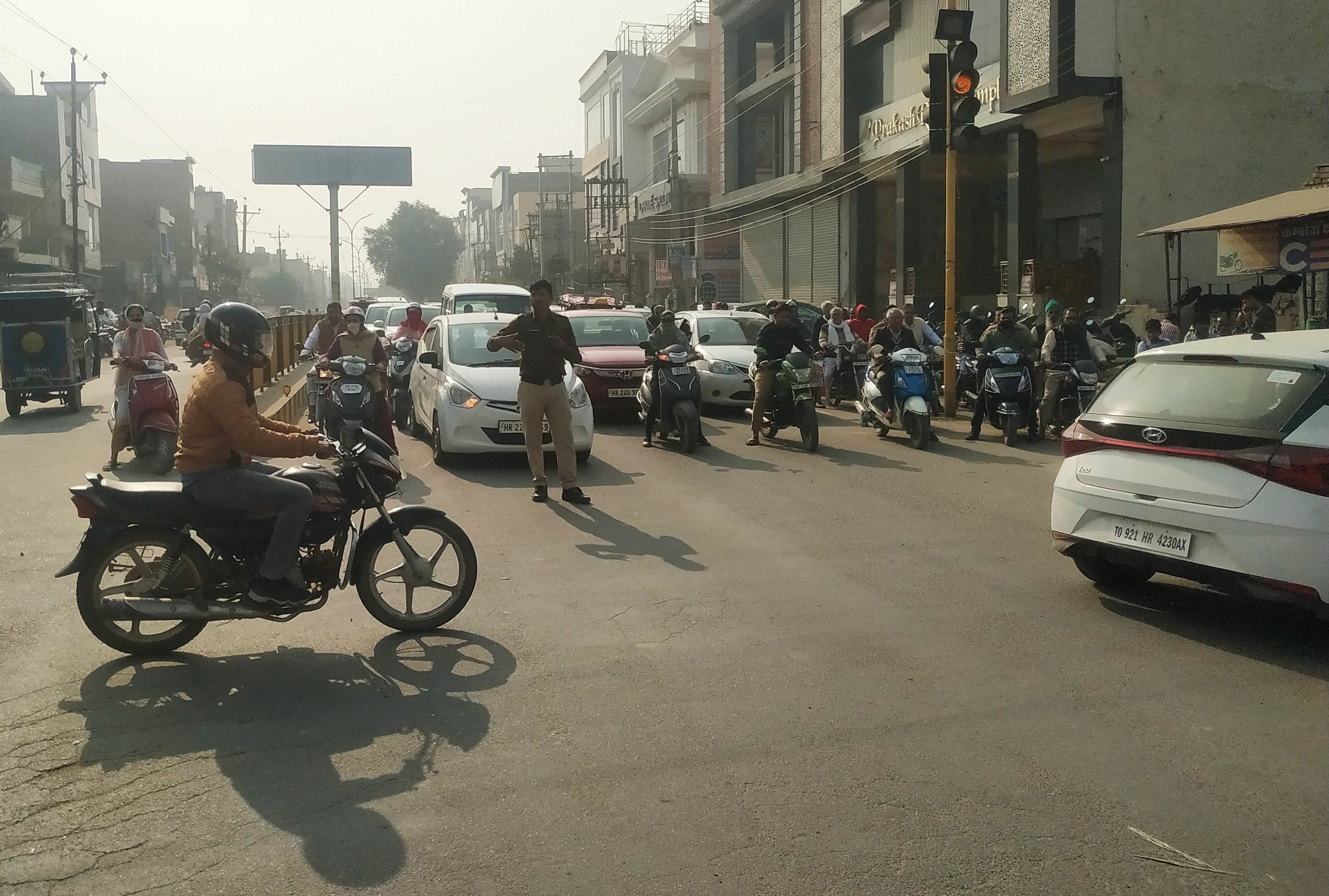 बाबा भूमण शाह चौंक पर तैनात कर्मी ट्रैफिक नियंत्रण करते हुए। बाबा भूमण शाह चौंक पर तैनात कर्मी ट्रैफिक नियंत्रण करते हुए।