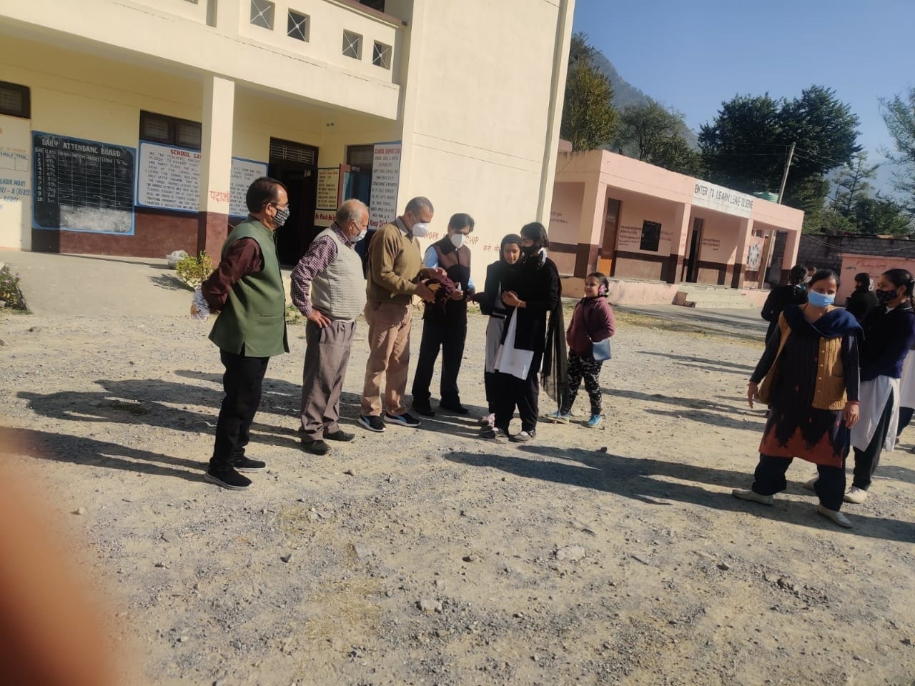 हाई स्कूल माड़ी में मास्क बांटते हुए सोसायटी के सदस्य। हाई स्कूल माड़ी में मास्क बांटते हुए सोसायटी के सदस्य।