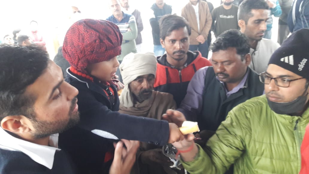 खतौली शमशान घाट पर अपने पिता को मुखाग्नि देते की तैयारी करते हुए चार साल का बेटा।