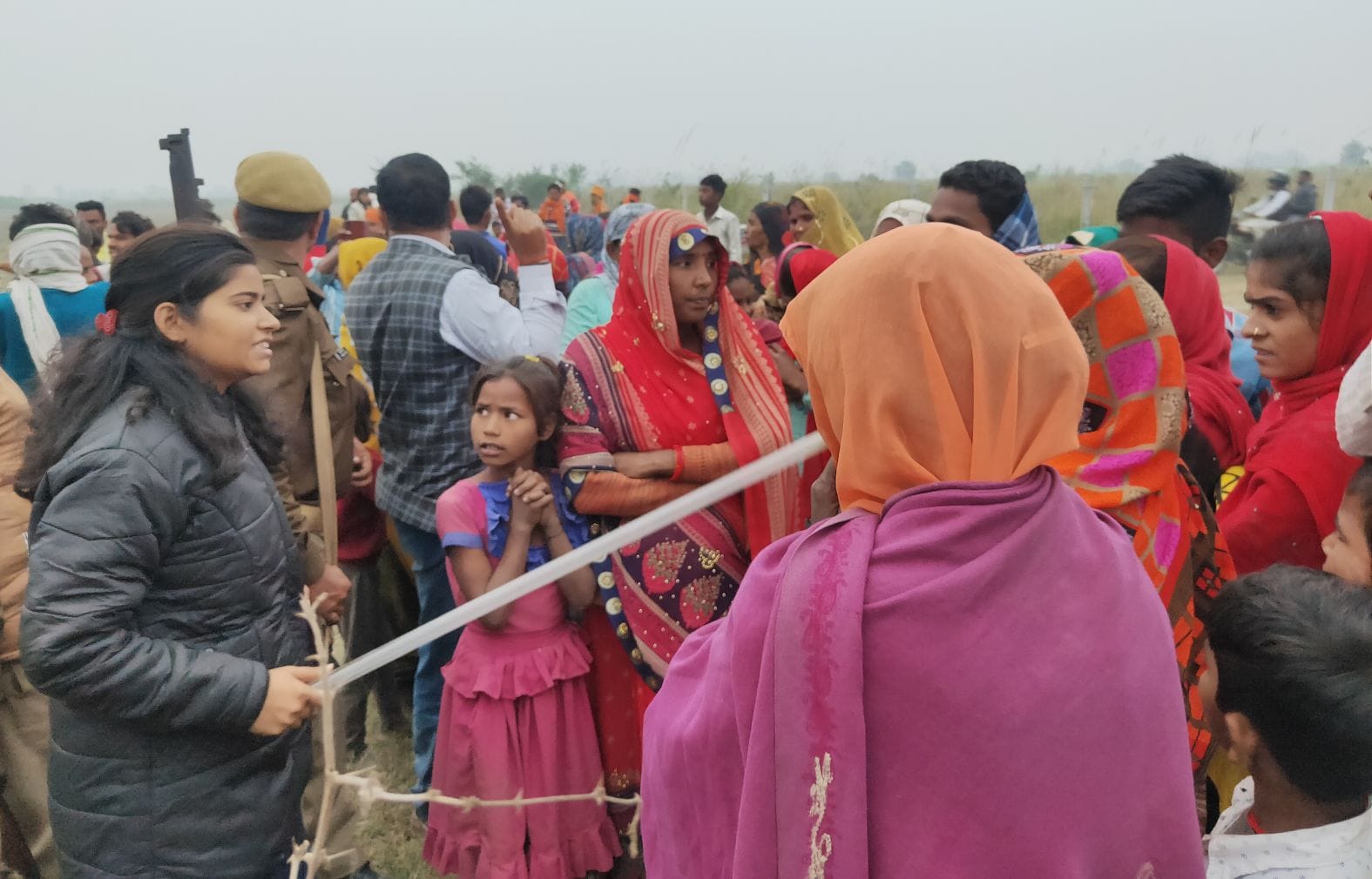 विरोध करने वाली महिलाओं को डंडा दिखाकर हड़कातीं एसडीएम प्रीती तिवारी। संवाद विरोध करने वाली महिलाओं को डंडा दिखाकर हड़कातीं एसडीएम प्रीती तिवारी। संवाद