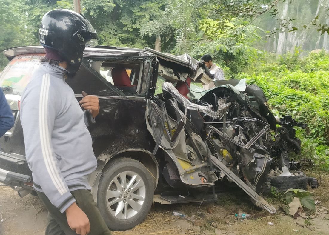 टांडा जंगल में रामपुर रोड पर पड़ी मृतक की क्षतिग्रस्त कार। टांडा जंगल में रामपुर रोड पर पड़ी मृतक की क्षतिग्रस्त कार।