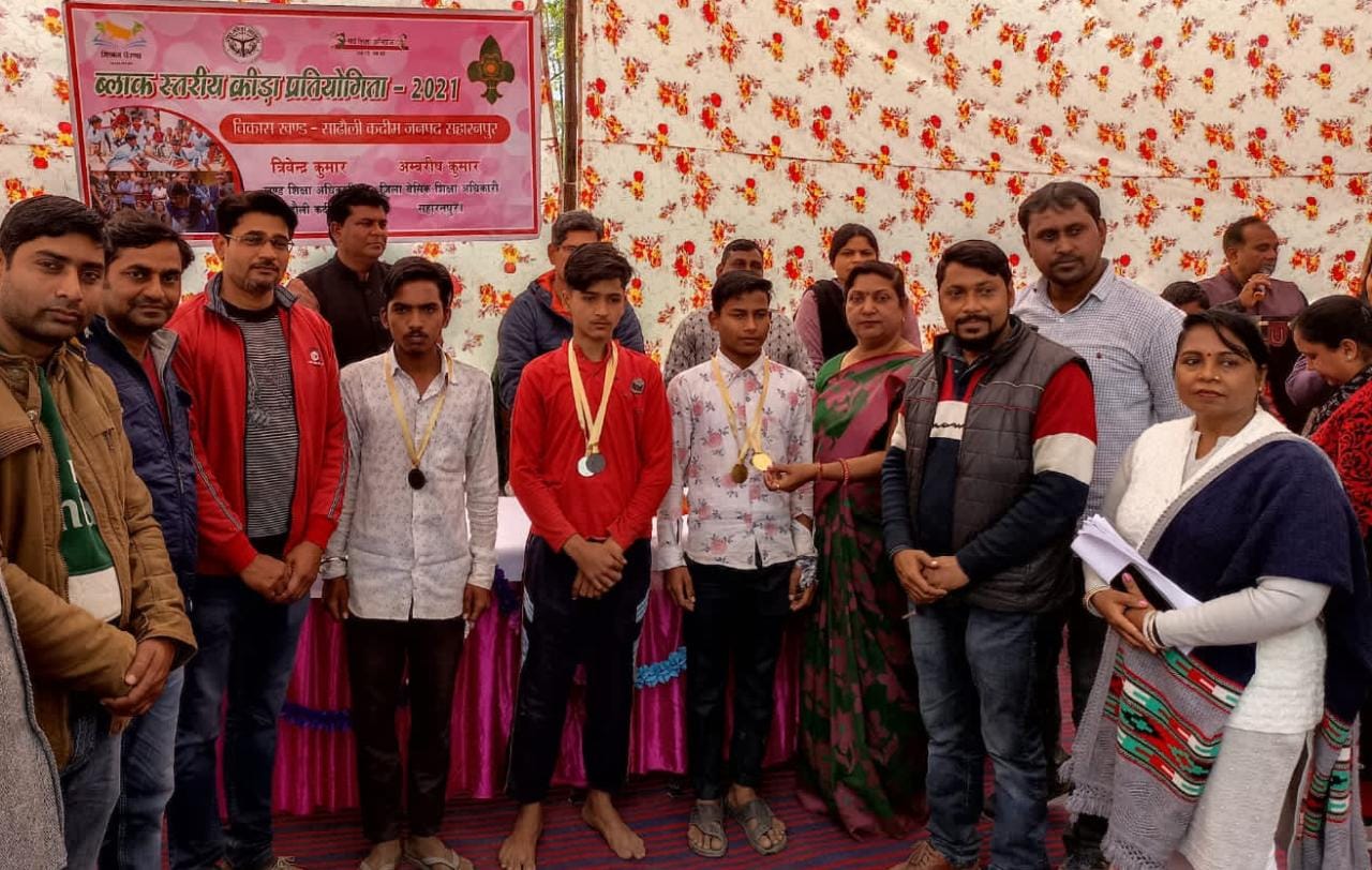 मेडल के साथ विजेता प्रतिभागी मेडल के साथ विजेता प्रतिभागी