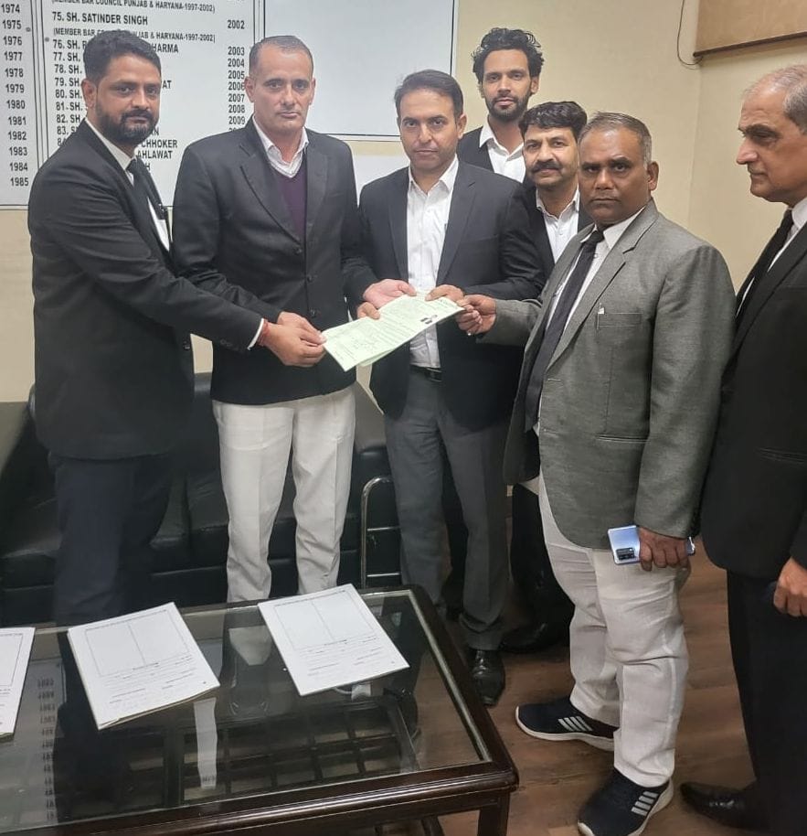 पानीपत। प्रधान पद के लिए नामंकन भरते हुए सुरेंद्र दूहन। पानीपत। प्रधान पद के लिए नामंकन भरते हुए सुरेंद्र दूहन।