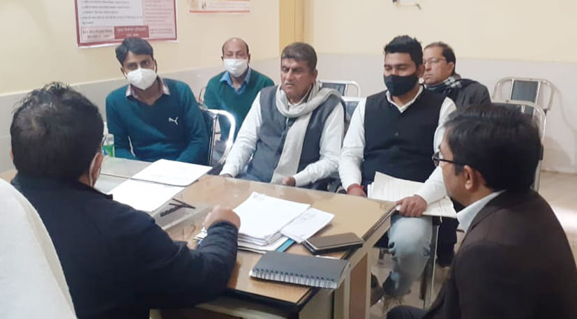 उपसा कंपनी के अधिकारियों व अंतर्राष्ट्रीय किसान यूनियन नेताओं के साथ बैठक करते एसडीएम दीपक कुमा उपसा कंपनी के अधिकारियों व अंतर्राष्ट्रीय किसान यूनियन नेताओं के साथ बैठक करते एसडीएम दीपक कुमा