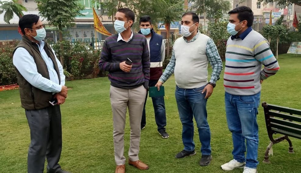 शहर के पार्कों का निरीक्षण करते उपायुक्त अनीश यादव शहर के पार्कों का निरीक्षण करते उपायुक्त अनीश यादव