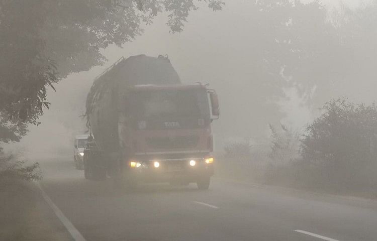 Le brouillard a arrêté la vitesse des véhicules, le brouillard est resté jusqu’au matin