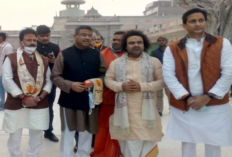 Le ministre de l’Union Dharmendra Pradhan en visite à Varanasi a inspecté le couloir de Kashi Vishwanath a fait le point sur les préparatifs de l’inauguration