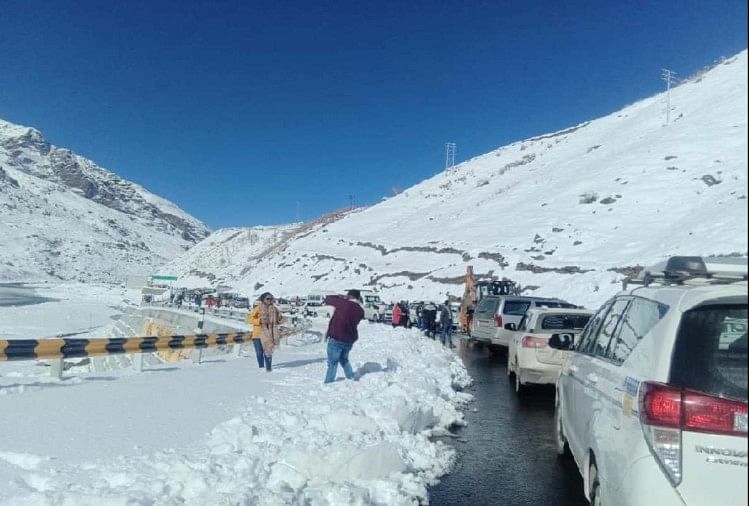 Les touristes affluent pour voir la neige dès que le temps s’est ouvert à Himachal, il y a eu un embouteillage dans le tunnel d’Atal, voir les photos