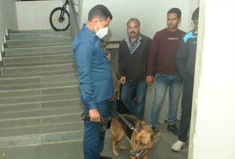मौके पर जांच करती पुलिस