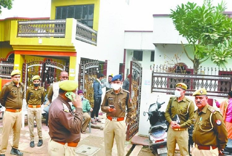आगरा: आत्महत्या की सूचना के बाद घर के बार पुलिस अधिकारी