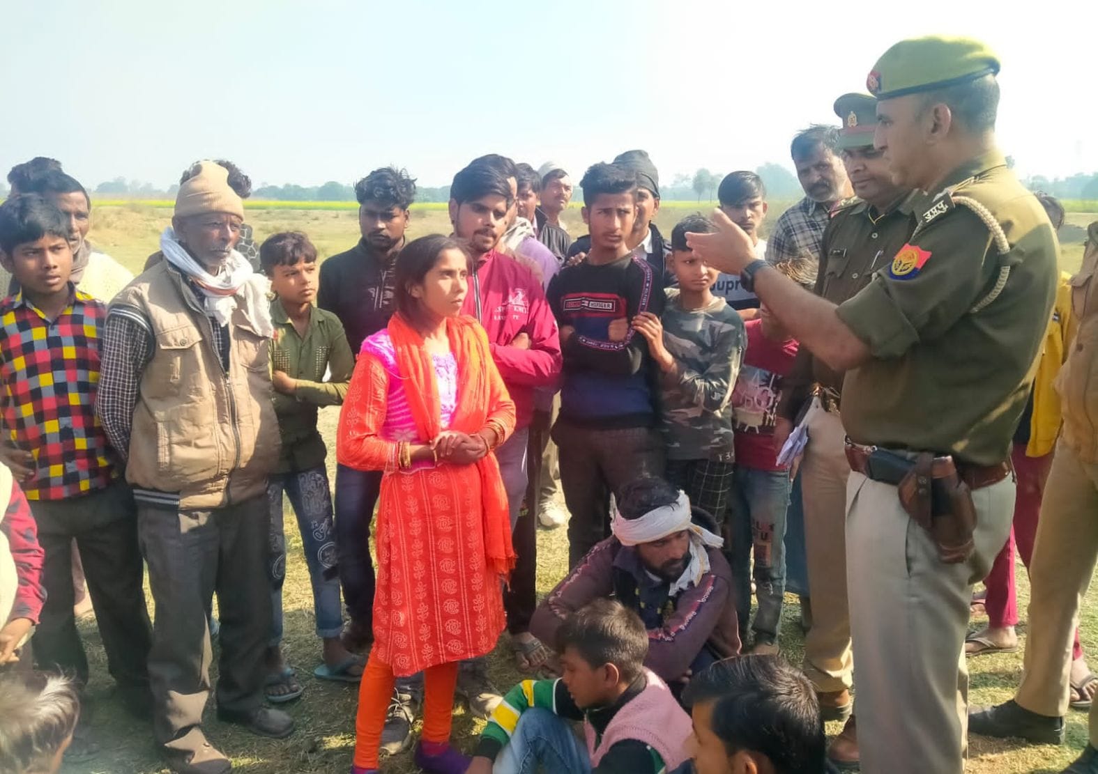 गांव रुदायन के पास अंत्येष्टि स्थल पर सरवन की बुआ से जानकारी करती पुलिस। संवाद गांव रुदायन के पास अंत्येष्टि स्थल पर सरवन की बुआ से जानकारी करती पुलिस। संवाद