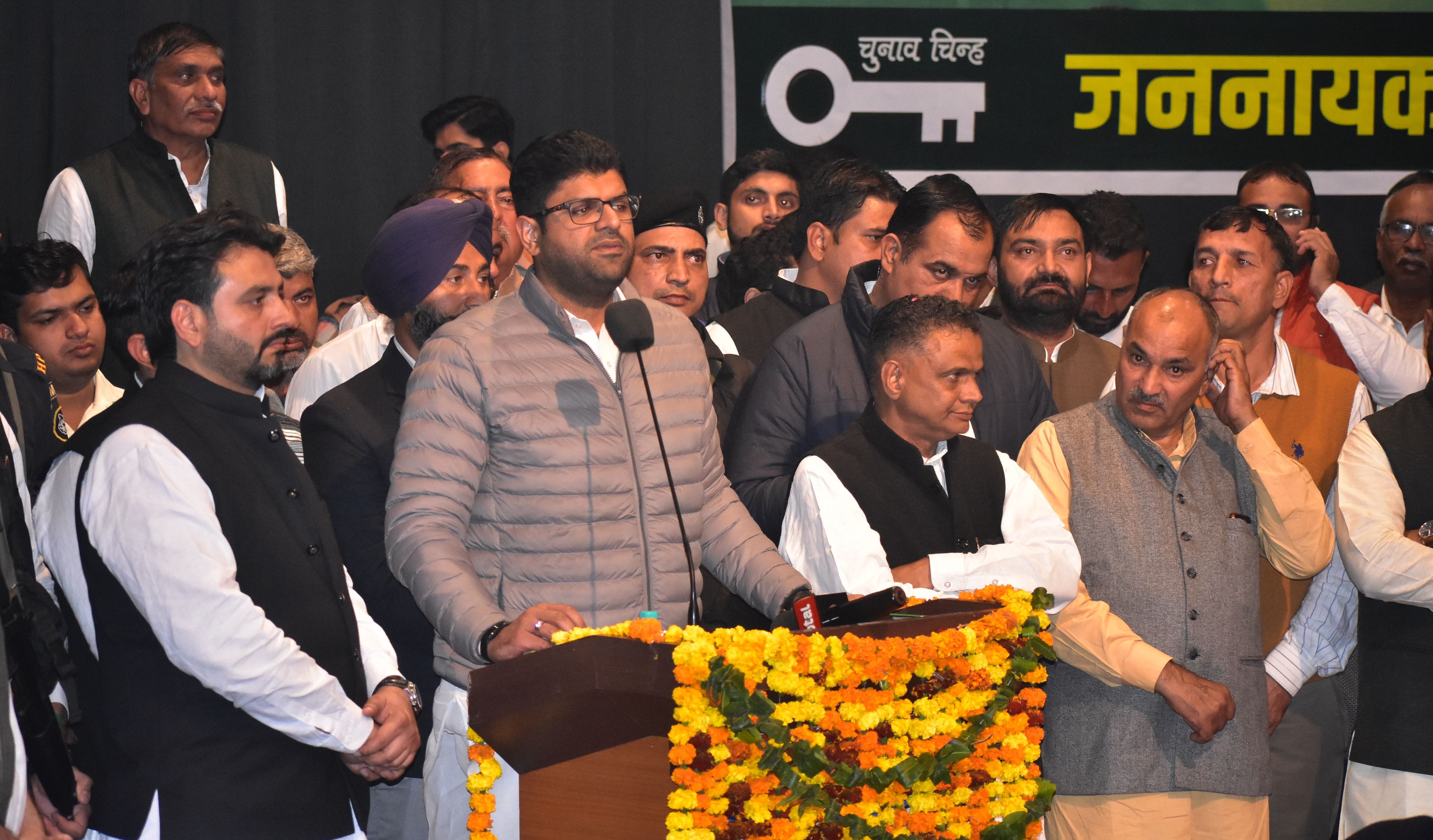 पानीपत। आर्य कॉलेज में आयोजित जेजेपी की बैठक को संबोधित करते हुए उपमुख्यमंत्री दुष्यंत चौटाला औ पानीपत। आर्य कॉलेज में आयोजित जेजेपी की बैठक को संबोधित करते हुए उपमुख्यमंत्री दुष्यंत चौटाला औ
