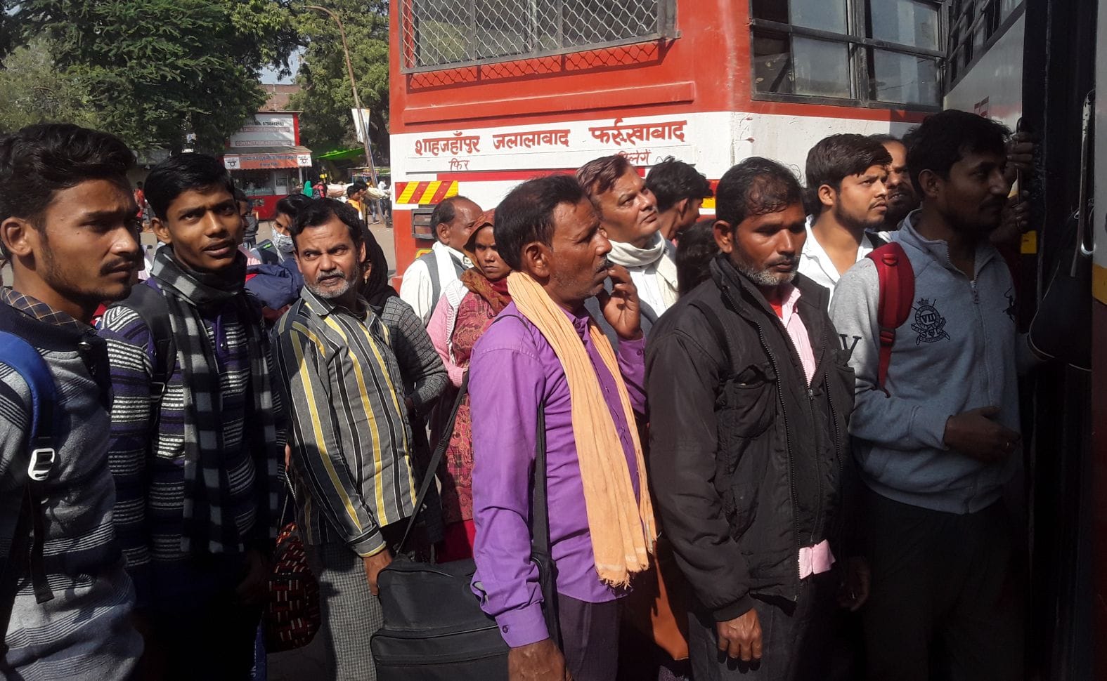 रोडवेज बस स्टैंड पर बस में चढ़ने के लिए खड़े यात्री। संवाद रोडवेज बस स्टैंड पर बस में चढ़ने के लिए खड़े यात्री। संवाद