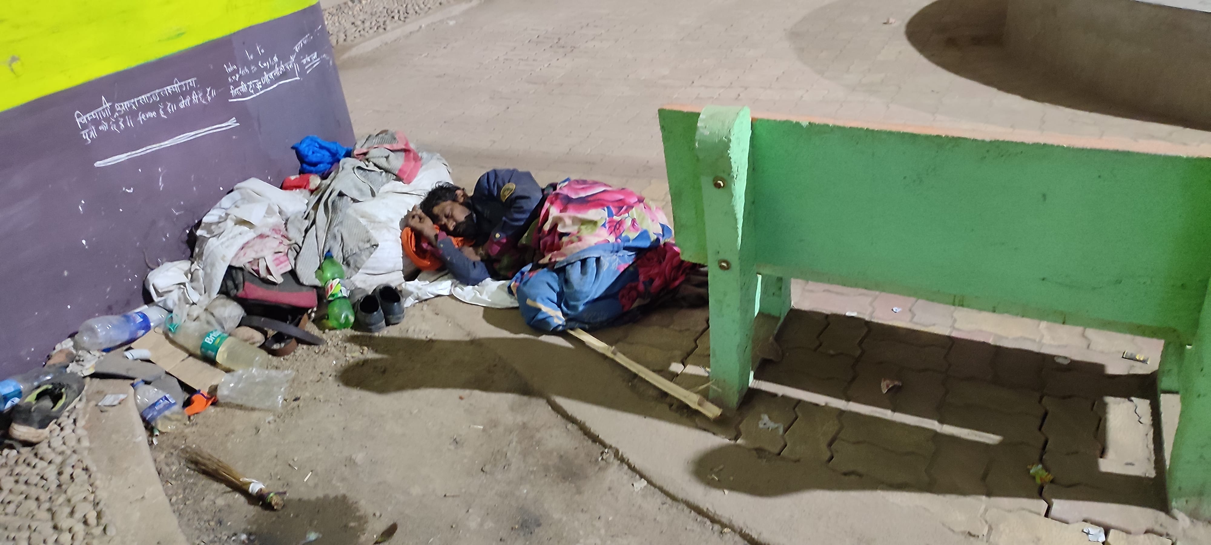 राबर्ट्सगंज बढ़ौली चौक के समीप फ्लाईओवर ब्रीज के नीचे ठंड में रात गुजारता । राबर्ट्सगंज बढ़ौली चौक के समीप फ्लाईओवर ब्रीज के नीचे ठंड में रात गुजारता ।