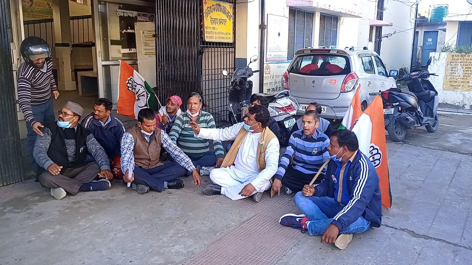 बैजनाथ सीएचसी में धरने में बैठे कांग्रेसी