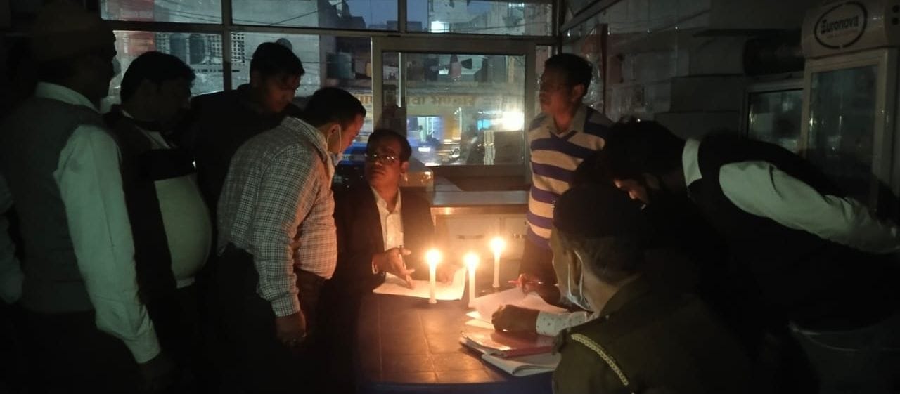 पानीपत। मोमबत्ती जलाकर दुकान पर सैंपल लेते हुए खादय सुरक्षा अधिकारी व साथ में मौजूद अन्य।