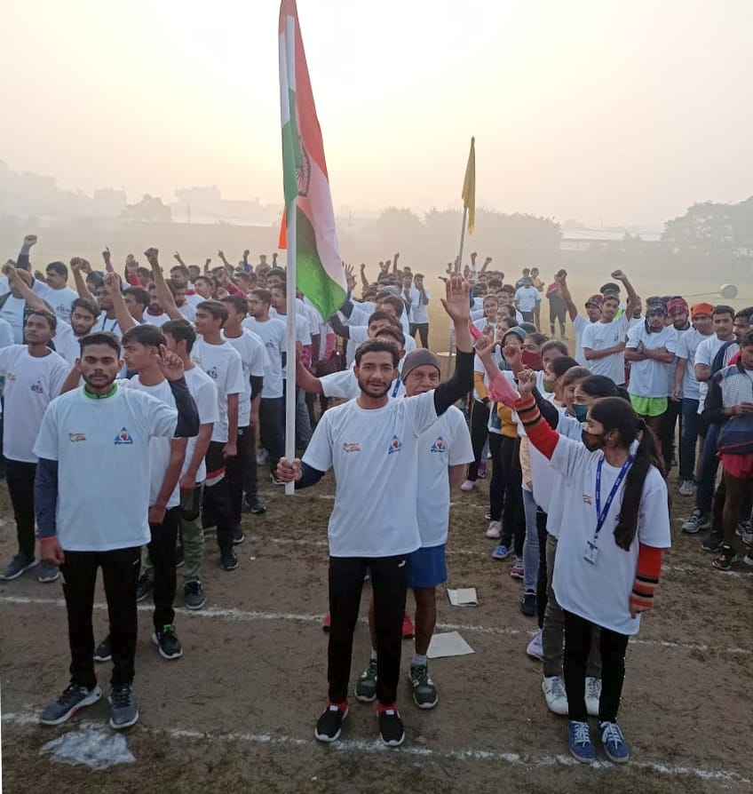 बिजनौर में नेहरू स्टेडियम  में तिरंगा यात्रा में शामिल युवा।