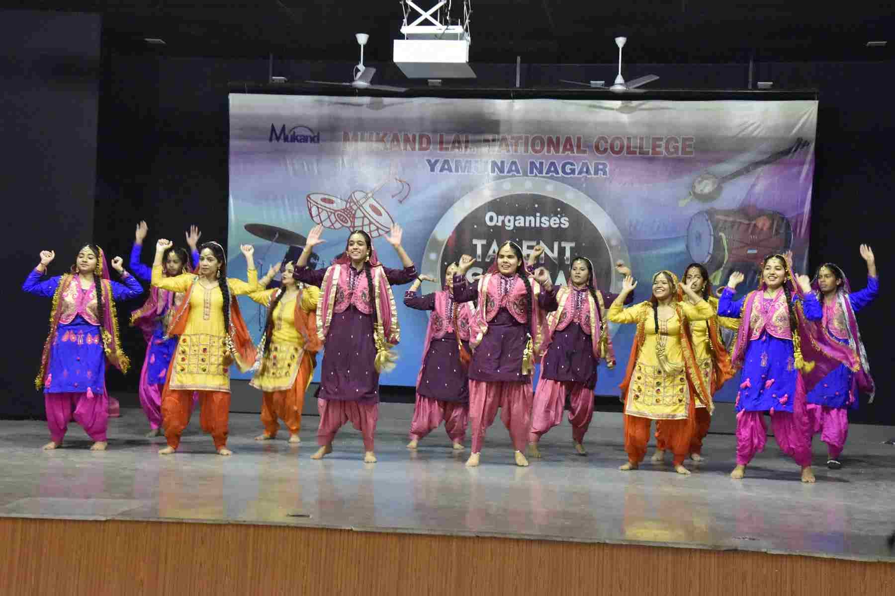 गिद्दा की प्रस्तुति देती छात्राएं। संवाद गिद्दा की प्रस्तुति देती छात्राएं। संवाद