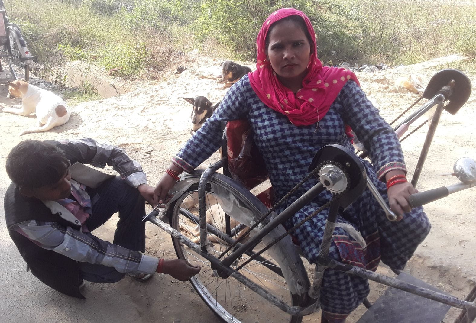 ट्राईसाकिल की तीलियां टूटी होने की जानकारी देतीं समरुन बेगम। संवाद