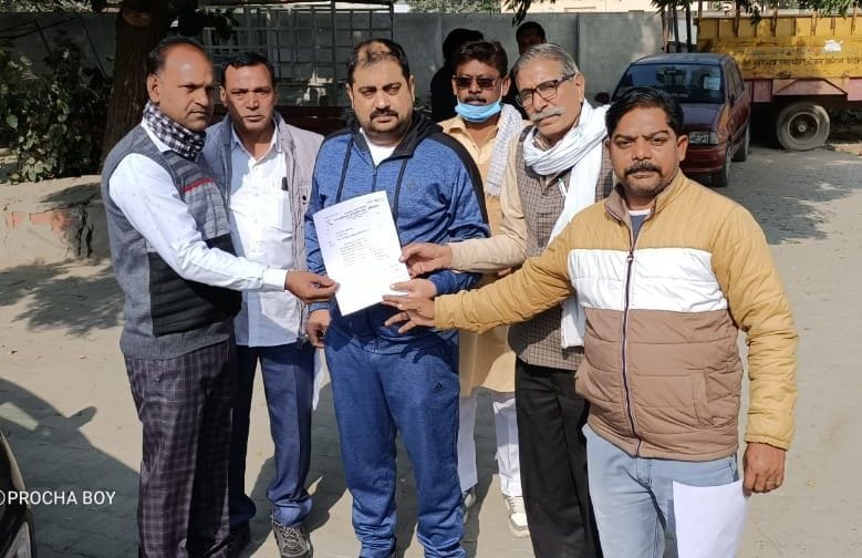 ईओं संदीप मलिक को ज्ञापन सौंपते कर्मचारी।