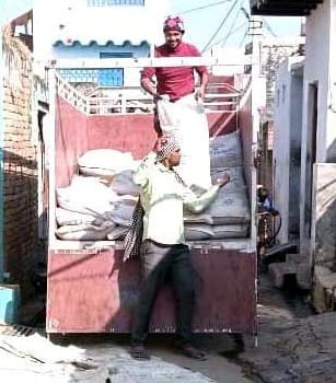 कांधला के गांव मतनावली में सरकारी अनाज को ले जाते लोग कांधला के गांव मतनावली में सरकारी अनाज को ले जाते लोग