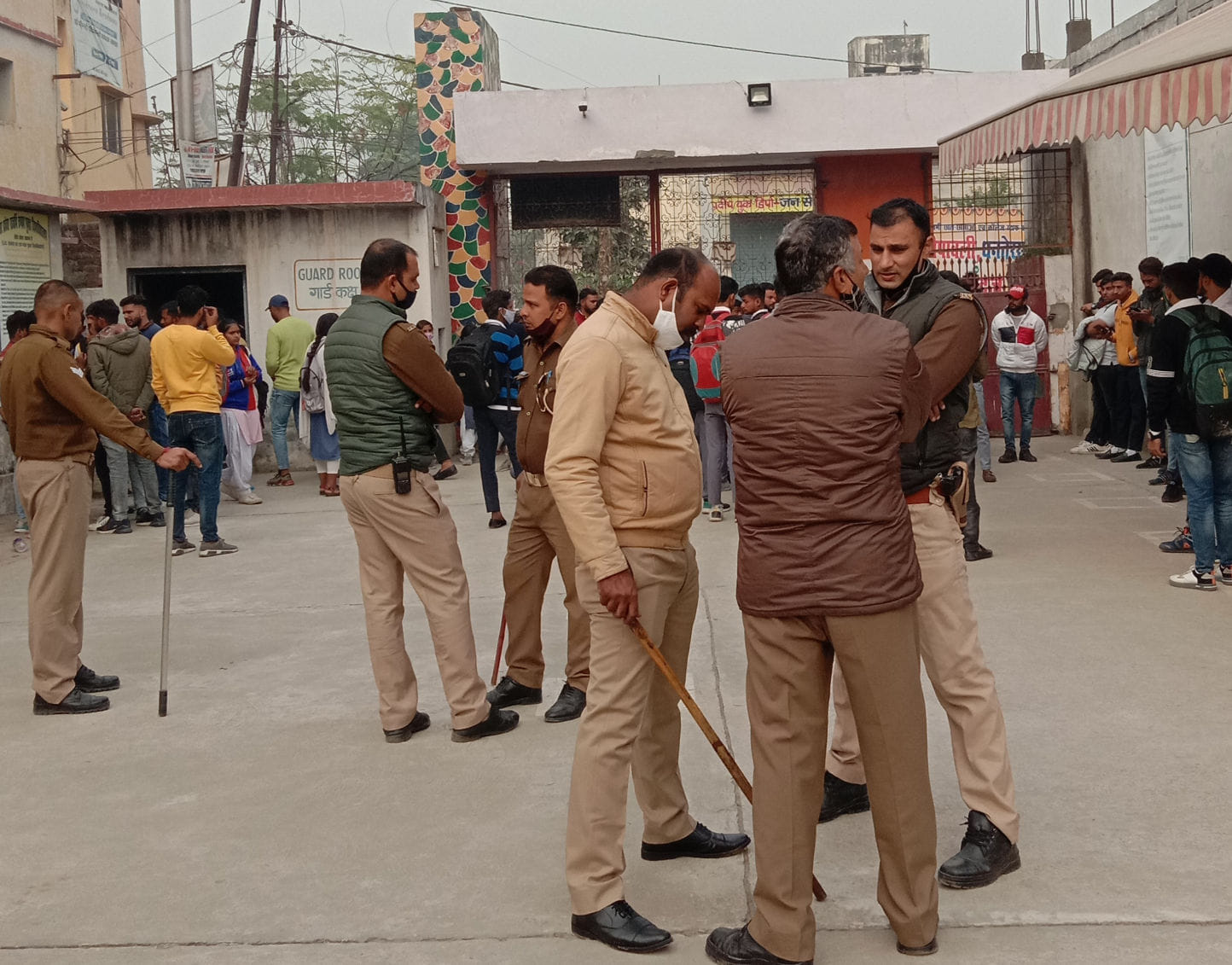 जैन डिग्री कॉलेज में गेट का ताला बंदी कर विरोध प्रदर्शन करते छात्र तैनात पुलिस जैन डिग्री कॉलेज में गेट का ताला बंदी कर विरोध प्रदर्शन करते छात्र तैनात पुलिस